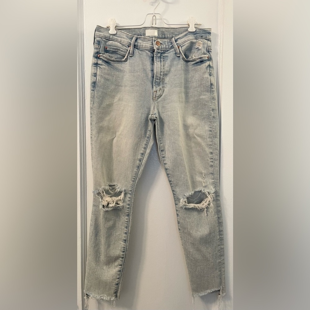 Mother Denim “the stunner zip ankle fray” in light wash size 28.